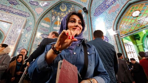 Iranians vote in first parliament election since nuke deal  - ảnh 1